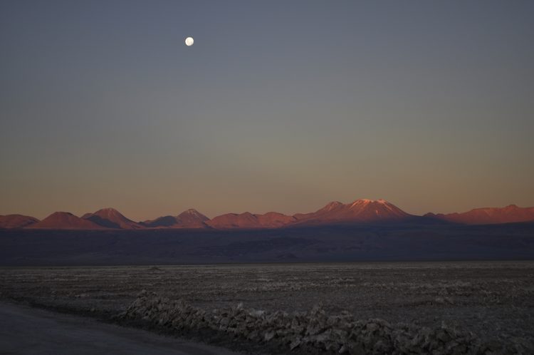 Lua cheia no deserto