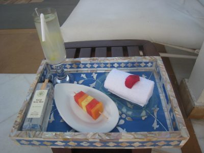 suco e frutinhas servidos na piscina do hotel