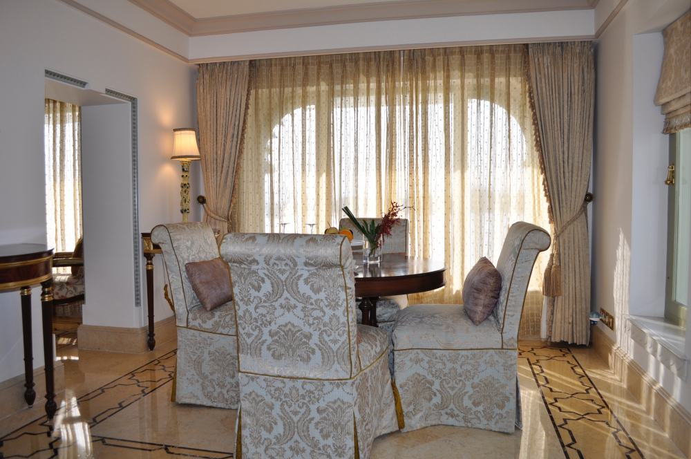 sala de jantar com tecidos suntuosos