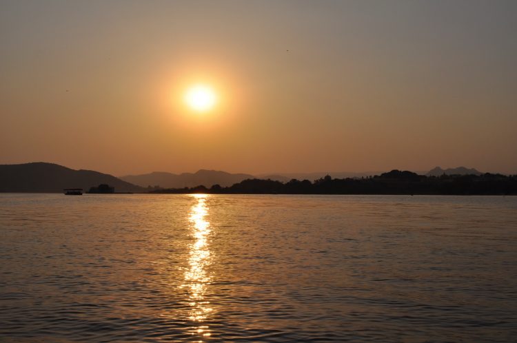 Passeio de barco realizado no fim do dia