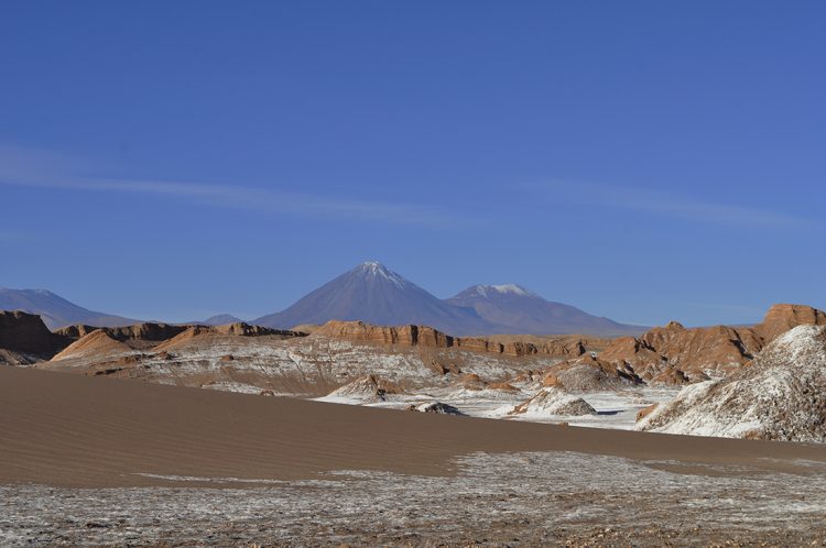vulcão Licancabur no deserto do Atacama