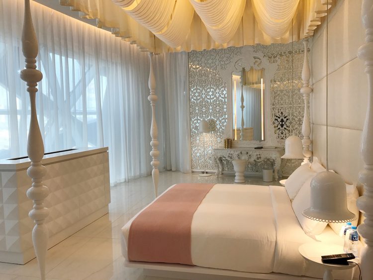 Quarto todo em branco
