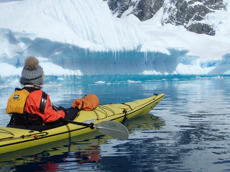 o asseando de caiaque na Antártica