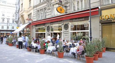 delicatessen com mesas na rua